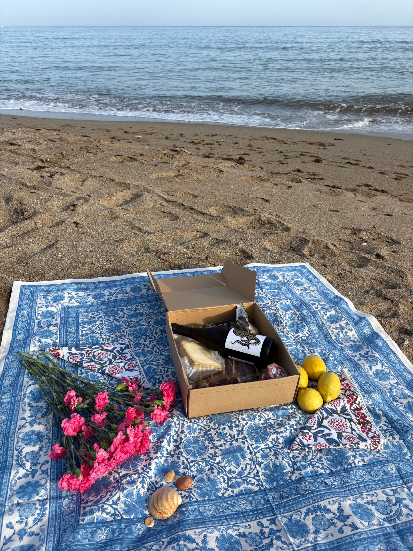 Caja Ibéricos Gourmet Edición Verano con Vino – Pack Degustación Premium