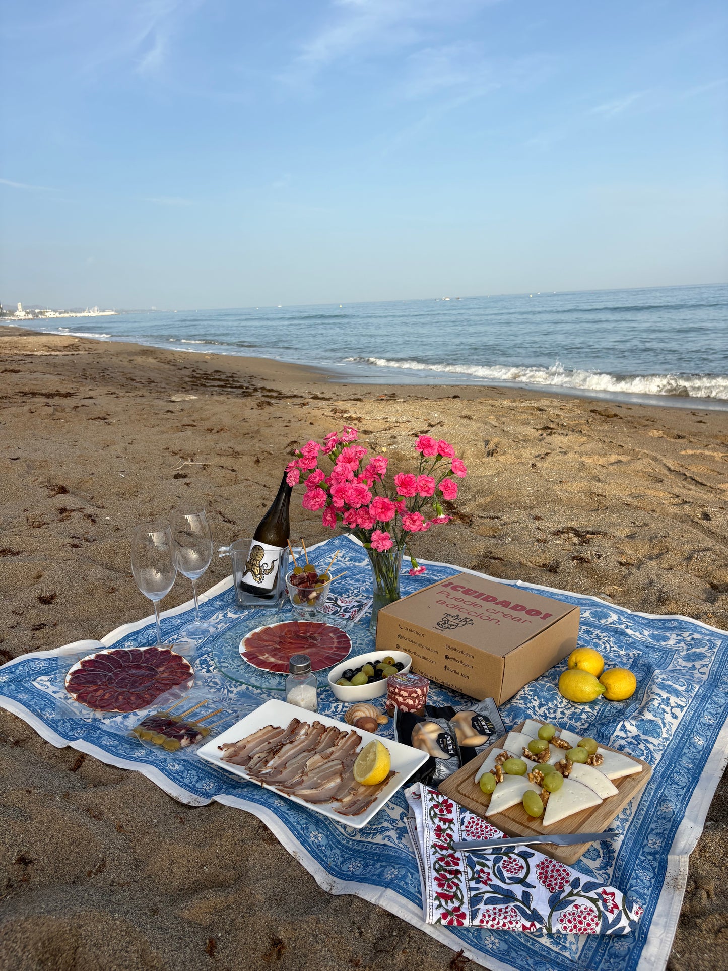 Caja Ibéricos Gourmet Edición Verano con Vino – Pack Degustación Premium